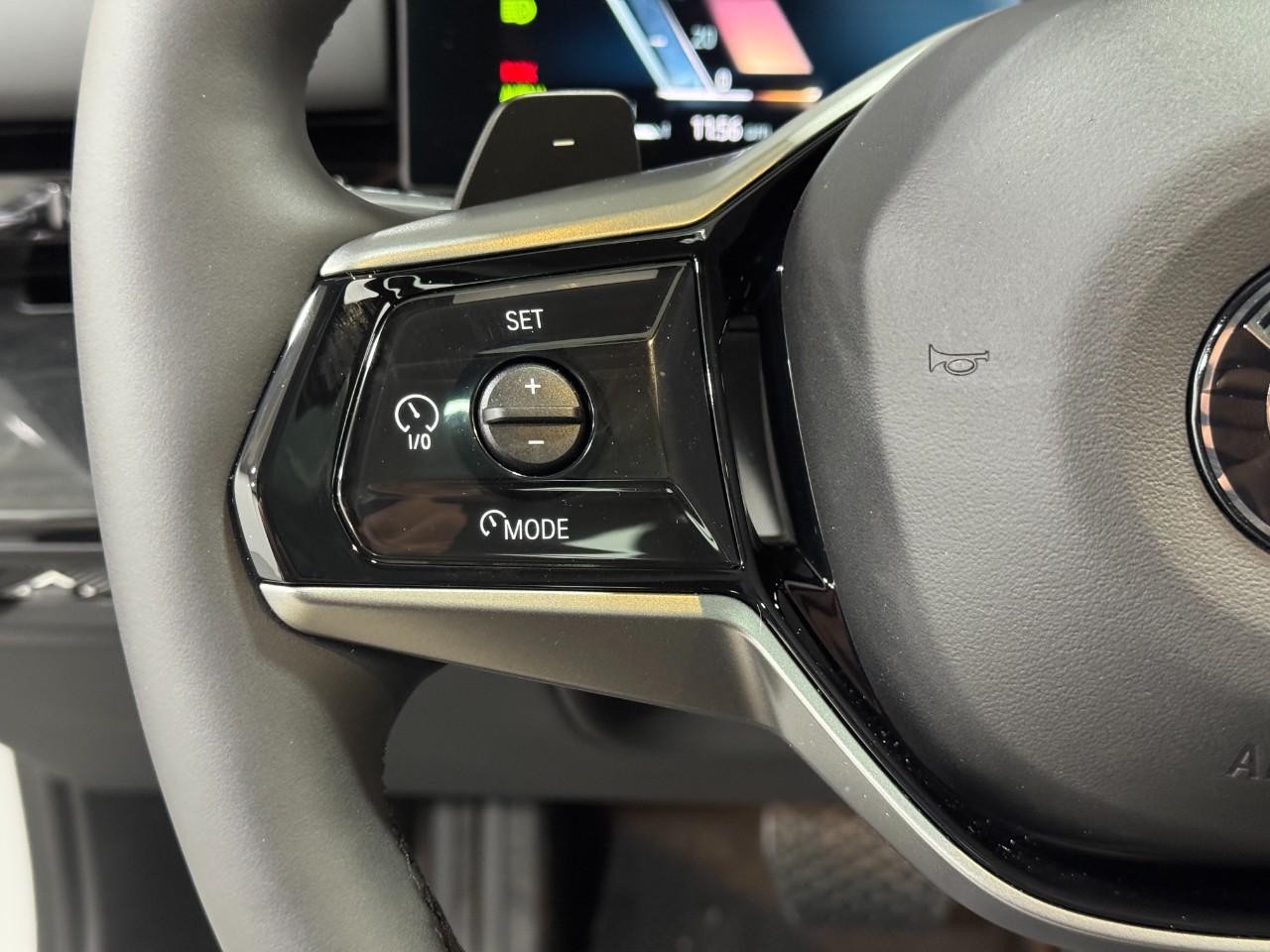 BMW 5 Series Vehicle Full-screen Gallery Image 29