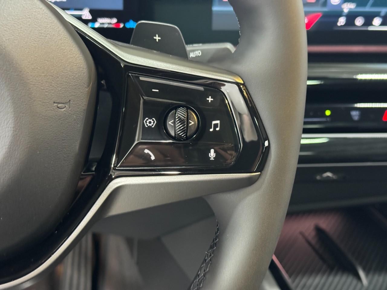 BMW 5 Series Vehicle Full-screen Gallery Image 30