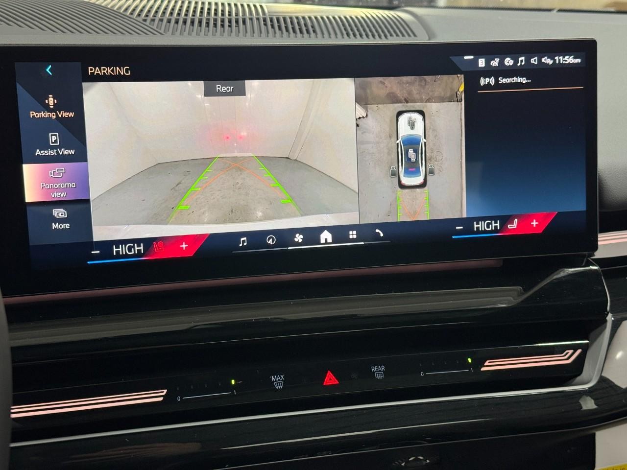 BMW 5 Series Vehicle Full-screen Gallery Image 32