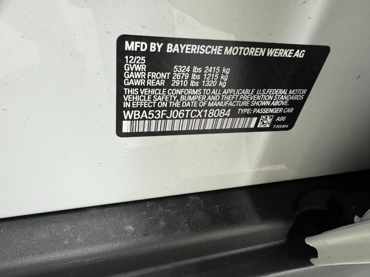 BMW 5 Series Vehicle Full-screen Gallery Image 33