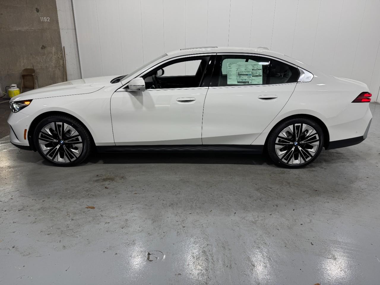 BMW 5 Series Vehicle Full-screen Gallery Image 2