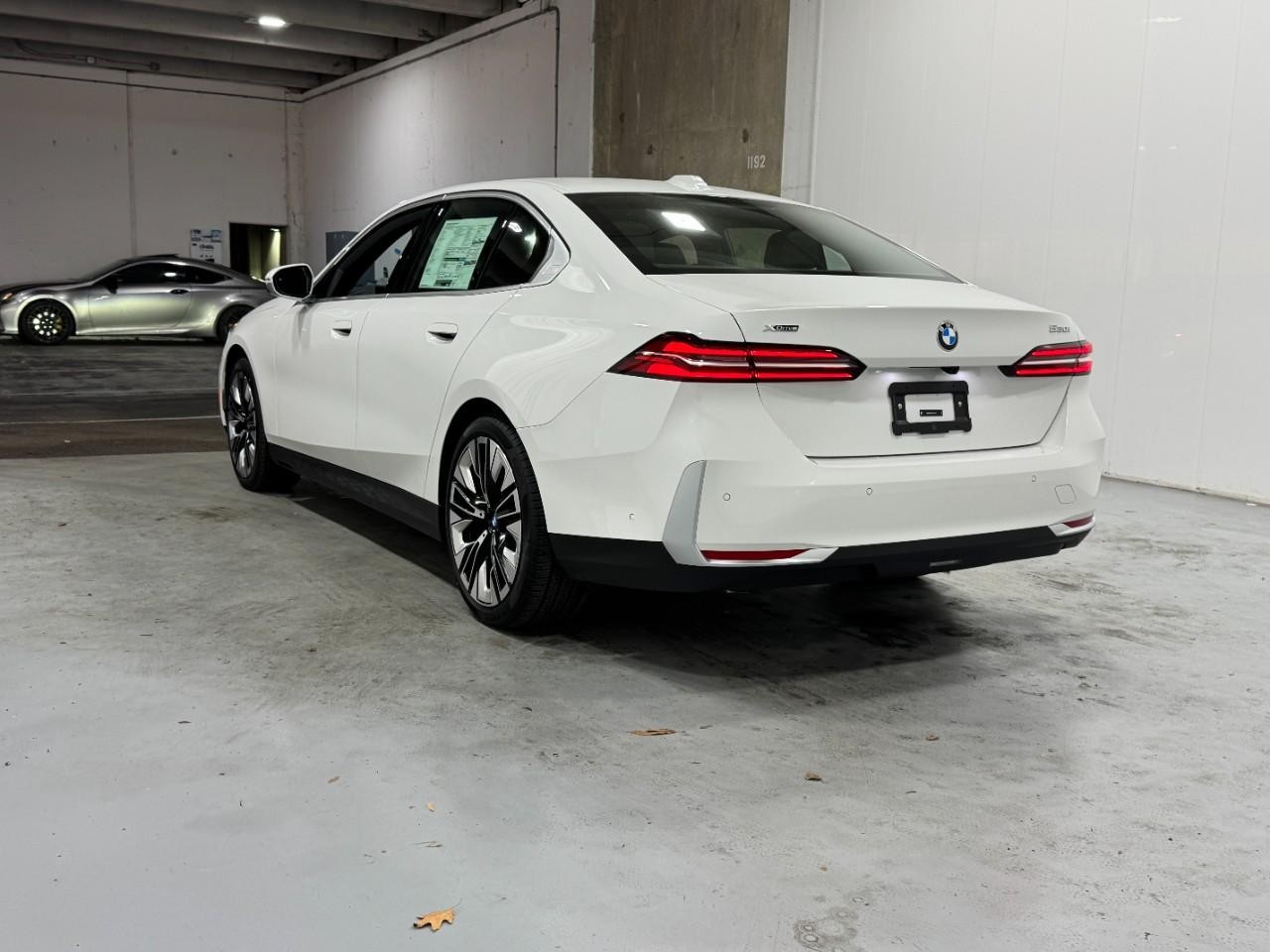 BMW 5 Series Vehicle Full-screen Gallery Image 3