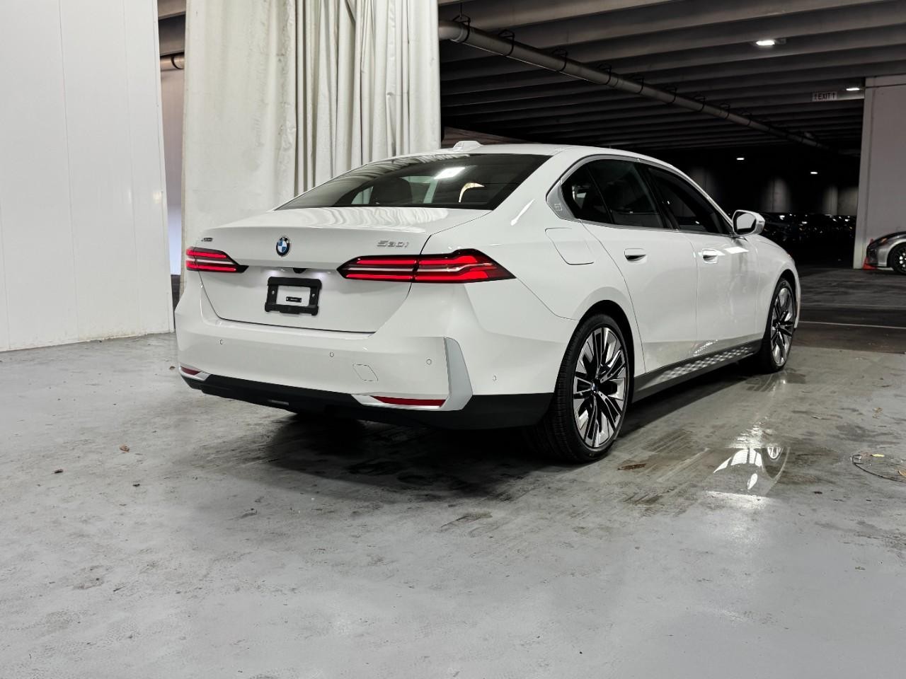 BMW 5 Series Vehicle Full-screen Gallery Image 4