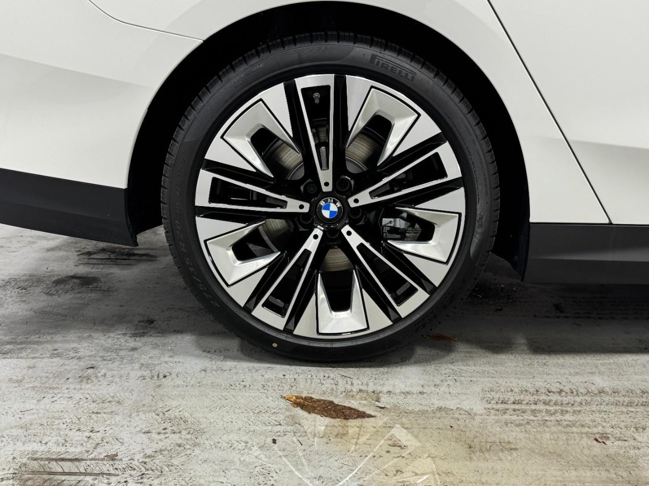 BMW 5 Series Vehicle Full-screen Gallery Image 5