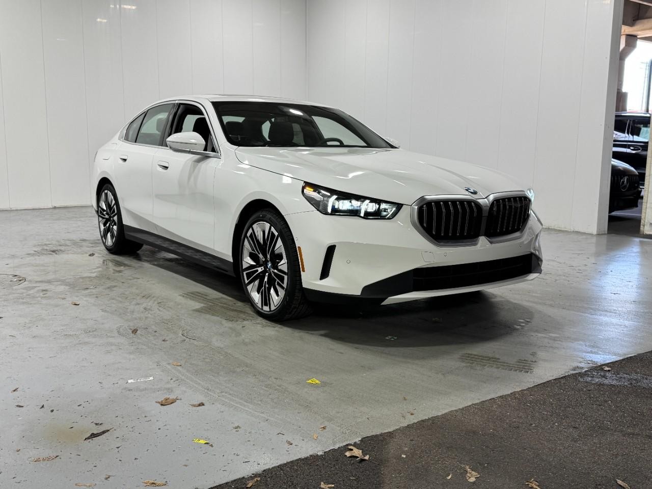 BMW 5 Series Vehicle Full-screen Gallery Image 6