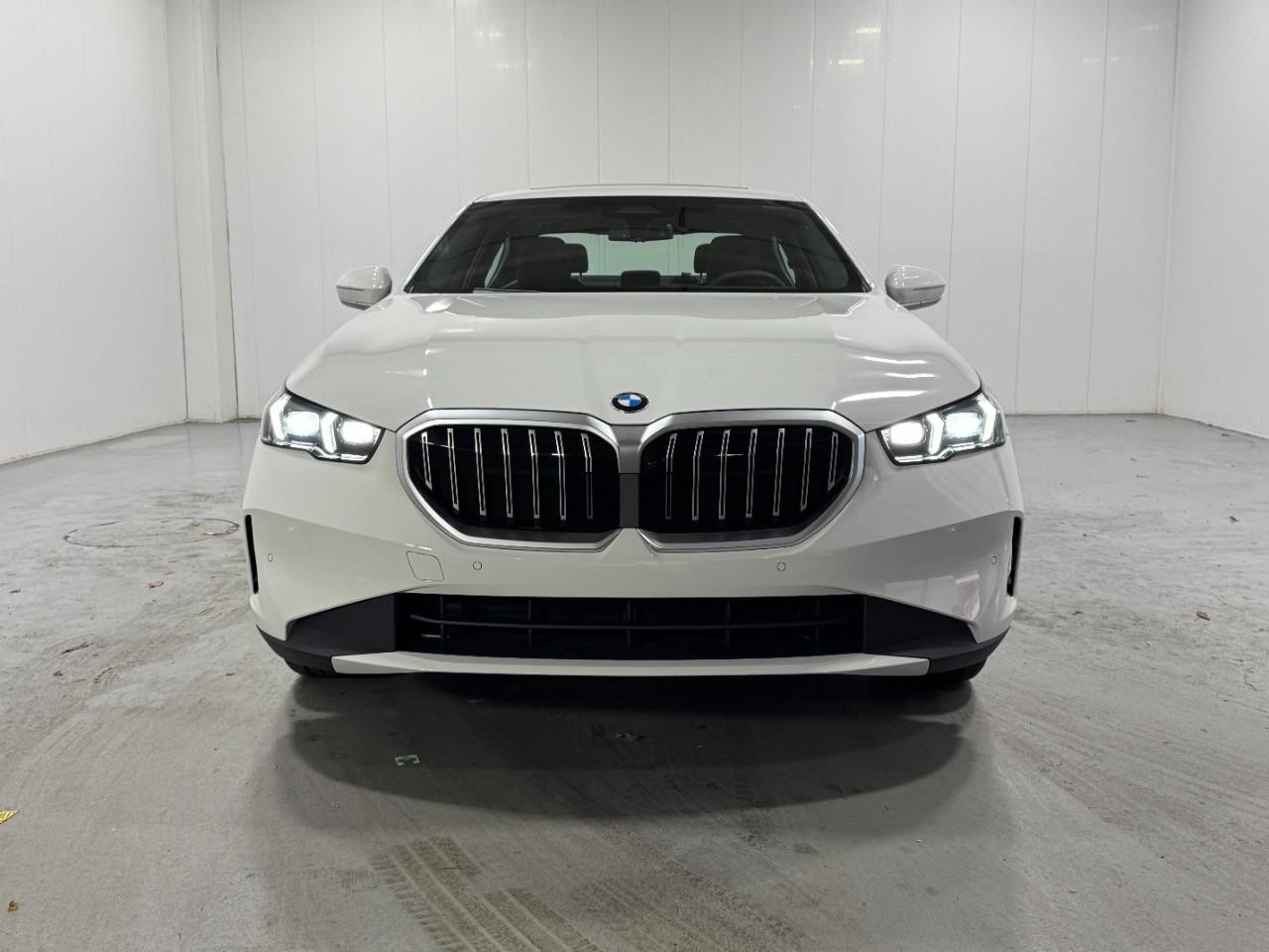BMW 5 Series Vehicle Full-screen Gallery Image 7