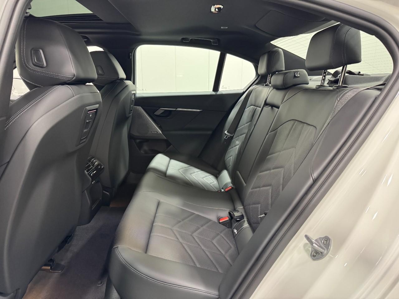 BMW 5 Series Vehicle Full-screen Gallery Image 8