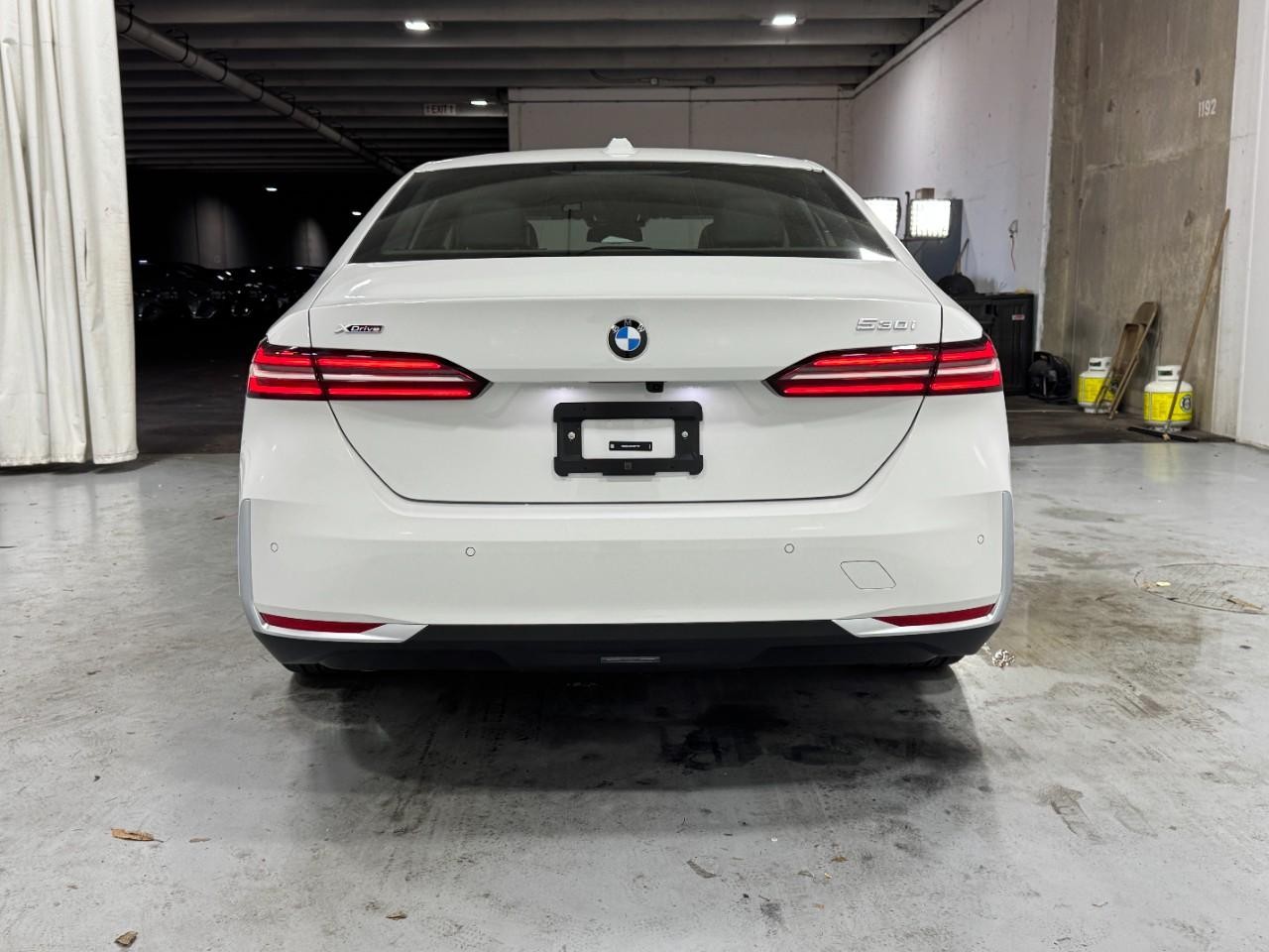 BMW 5 Series Vehicle Full-screen Gallery Image 9