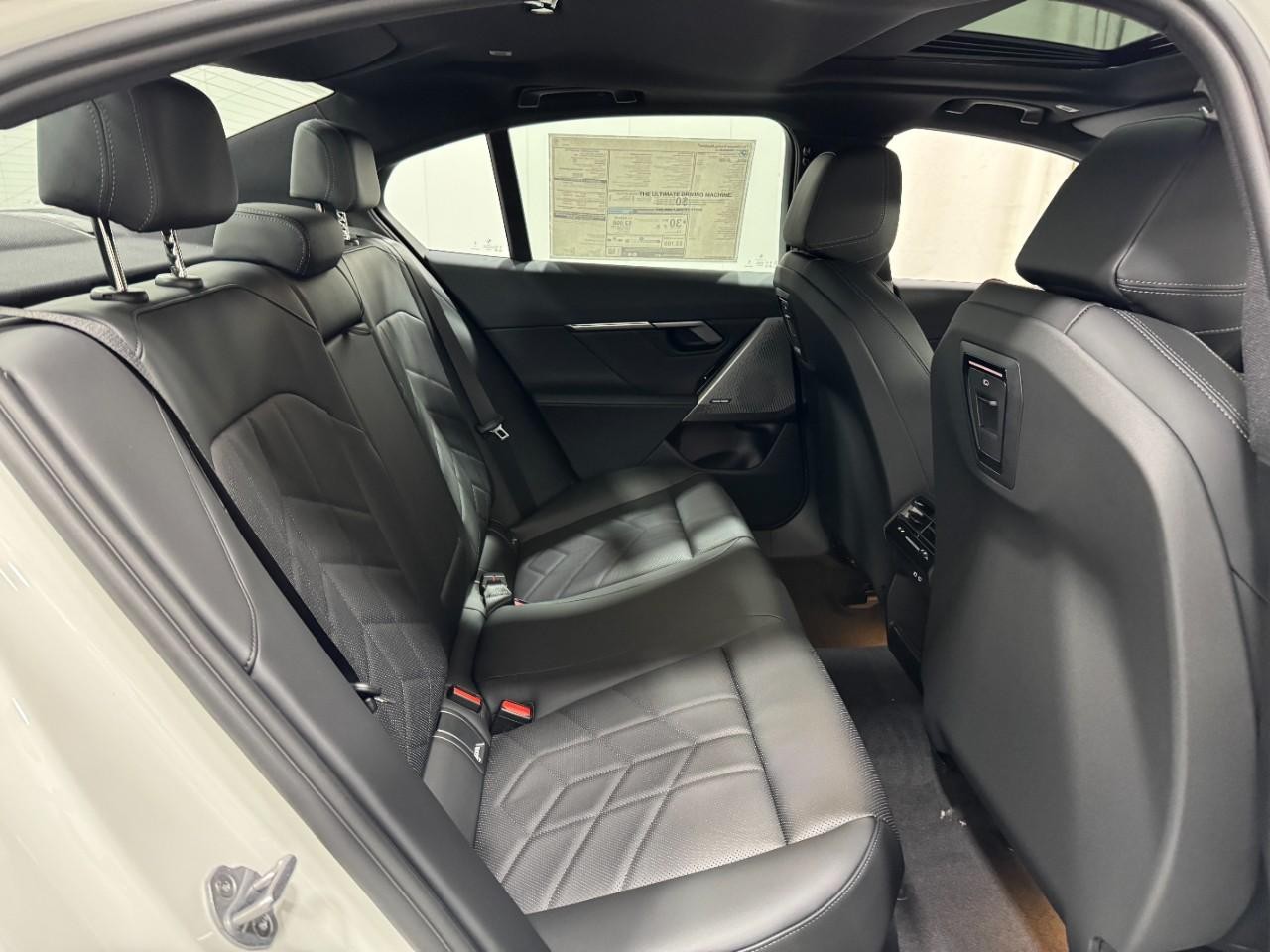 BMW 5 Series Vehicle Full-screen Gallery Image 10