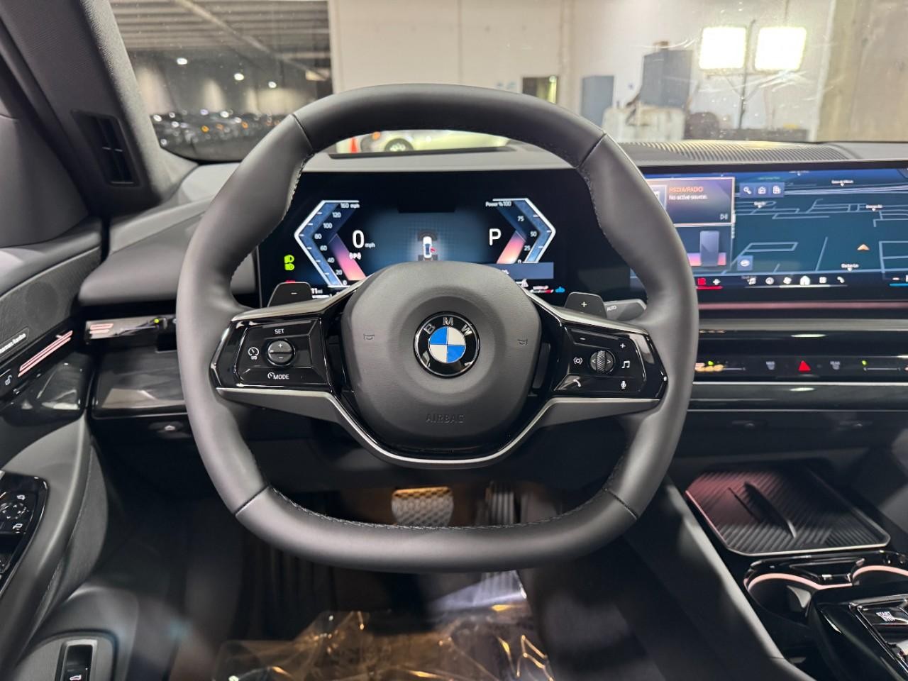 BMW 5 Series Vehicle Full-screen Gallery Image 13