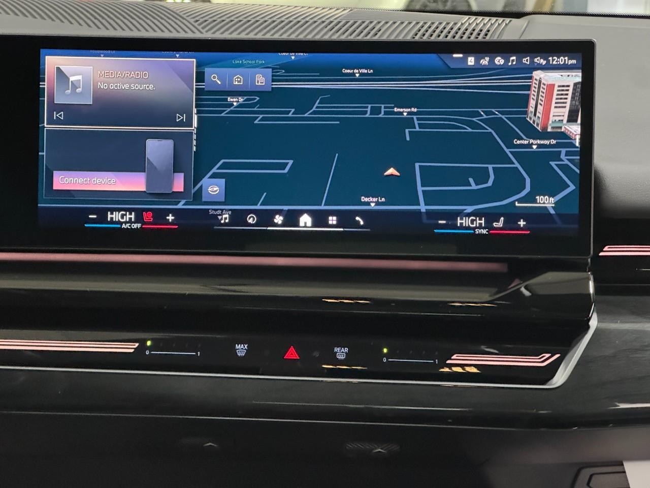 BMW 5 Series Vehicle Full-screen Gallery Image 14