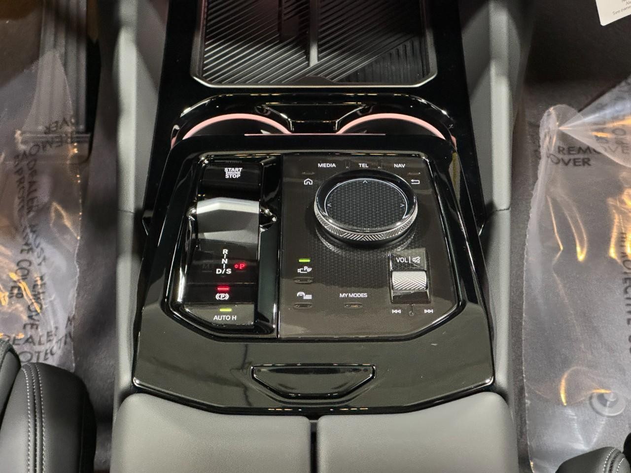 BMW 5 Series Vehicle Full-screen Gallery Image 15