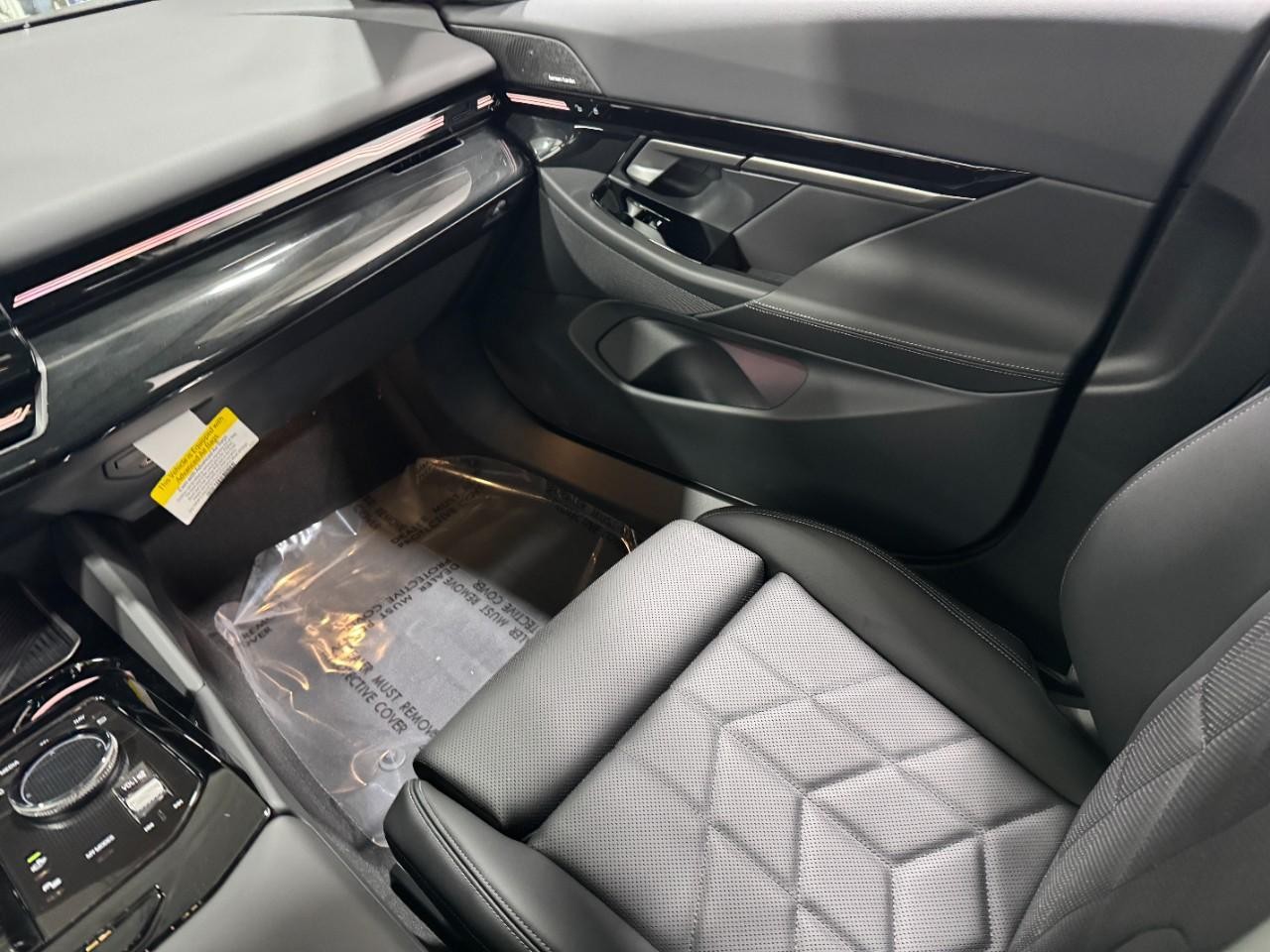 BMW 5 Series Vehicle Full-screen Gallery Image 16