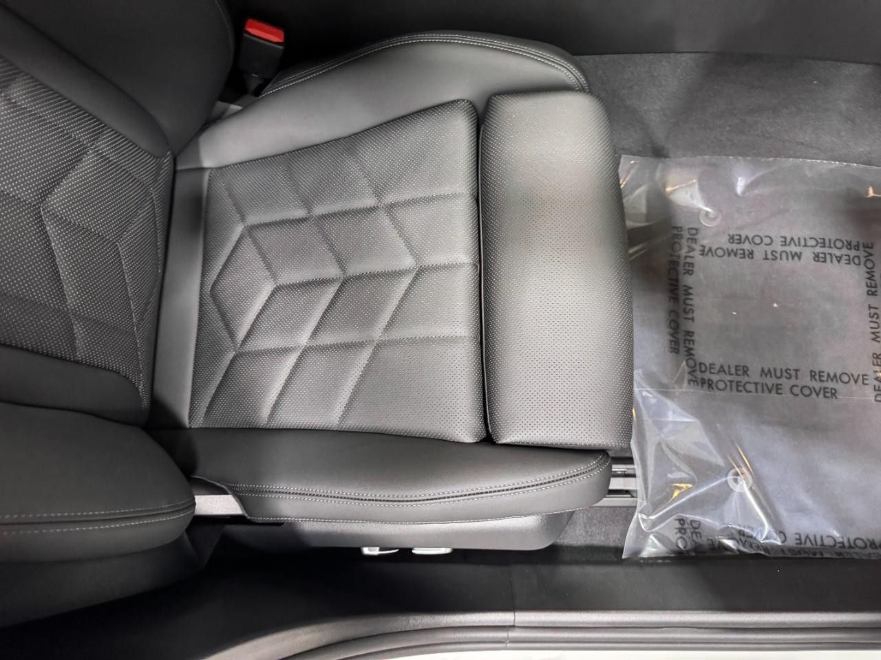 BMW 5 Series Vehicle Full-screen Gallery Image 18