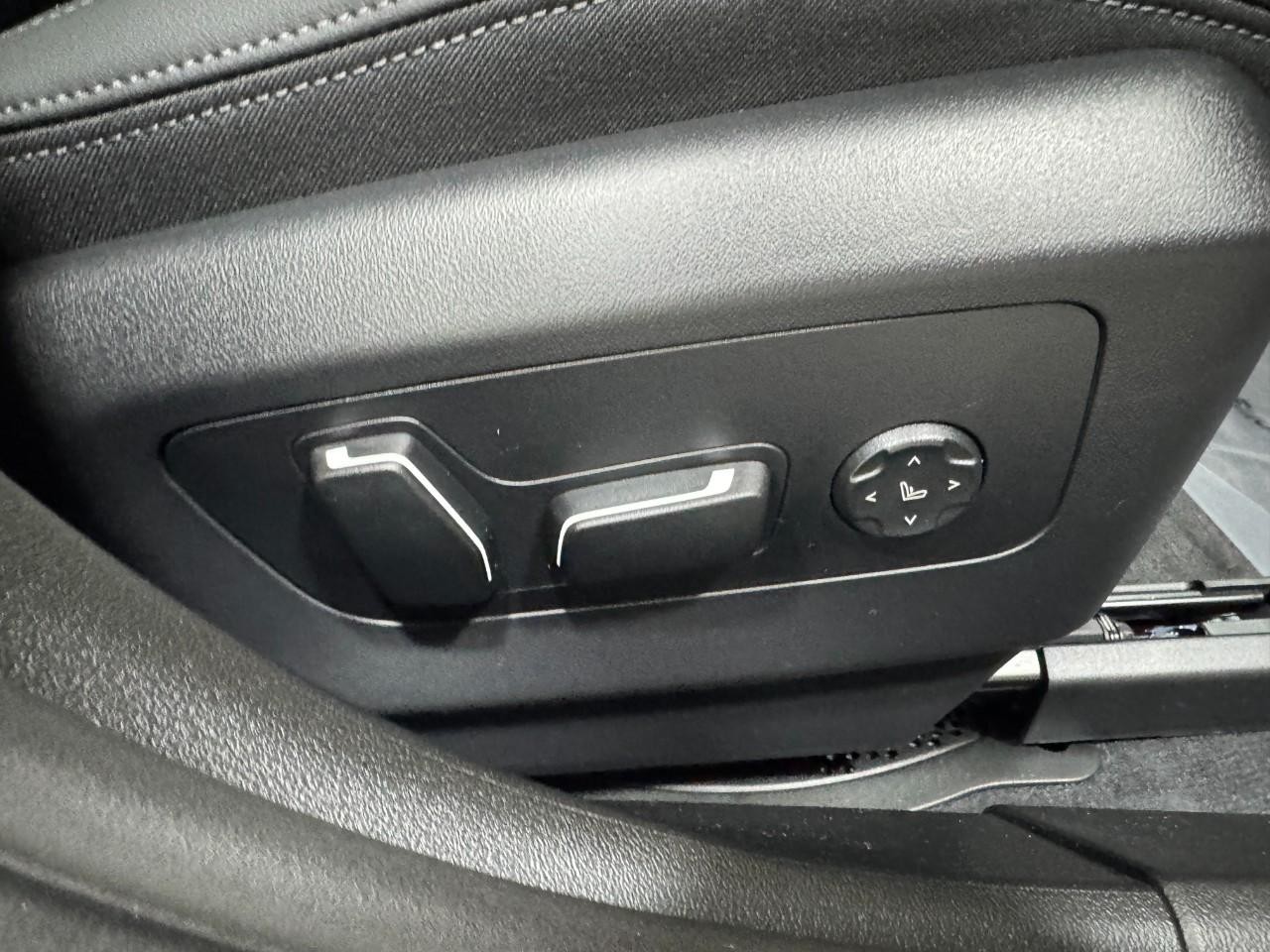 BMW 5 Series Vehicle Full-screen Gallery Image 19