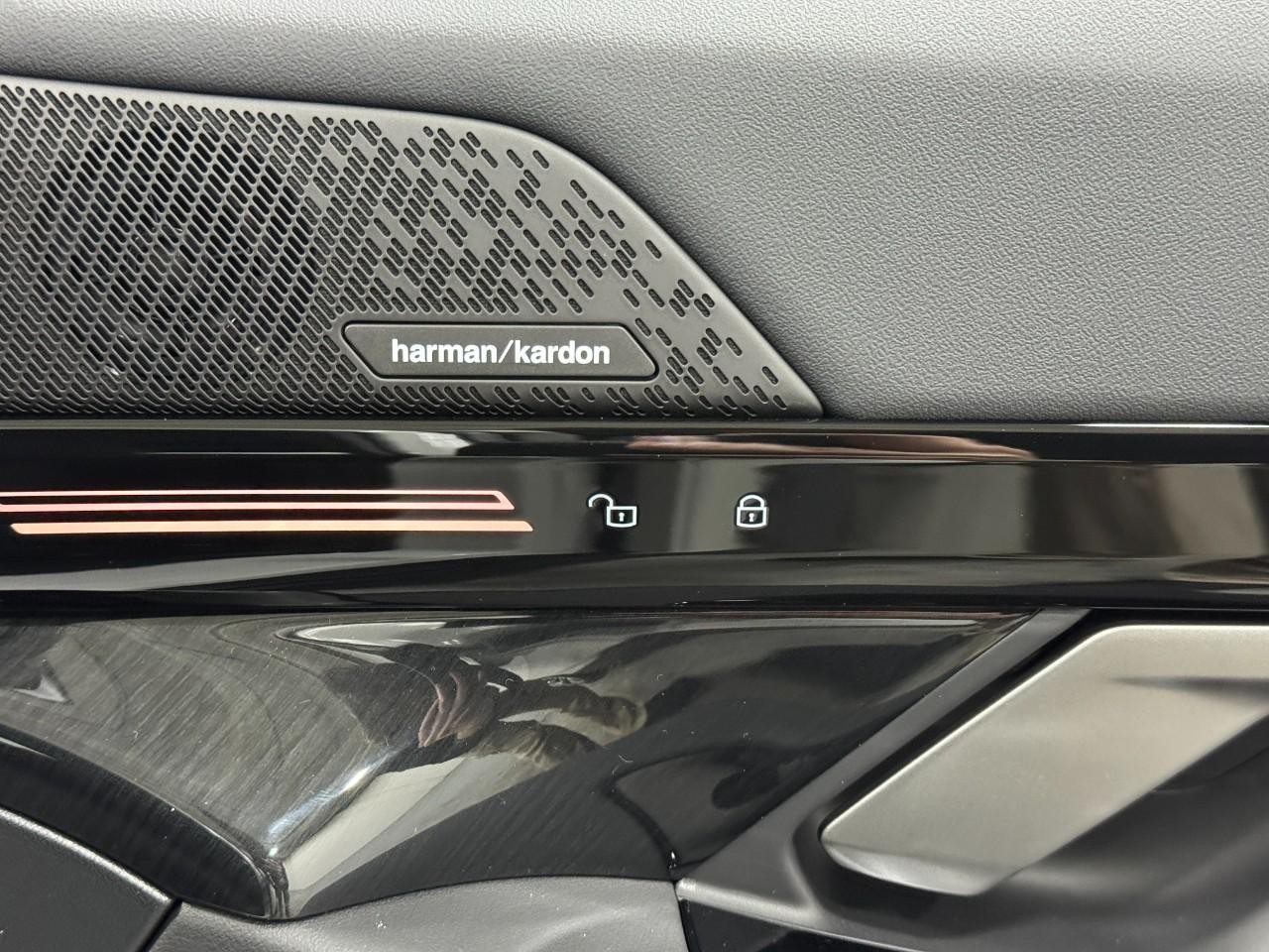 BMW 5 Series Vehicle Full-screen Gallery Image 20