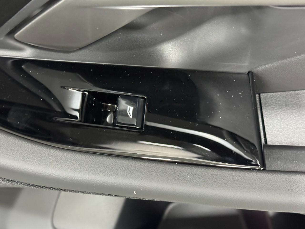 BMW 5 Series Vehicle Full-screen Gallery Image 21