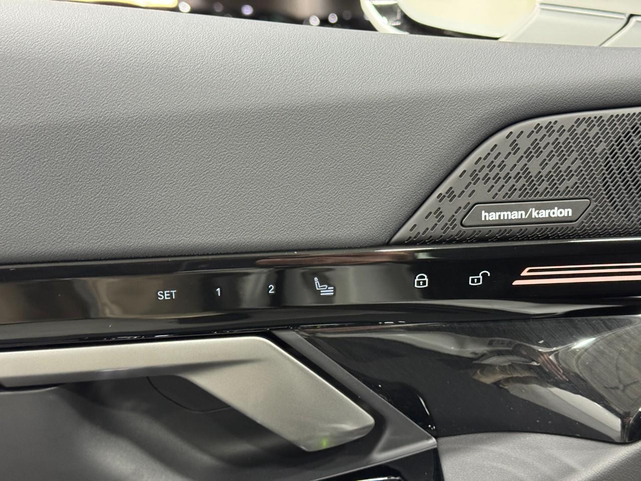 BMW 5 Series Vehicle Full-screen Gallery Image 22