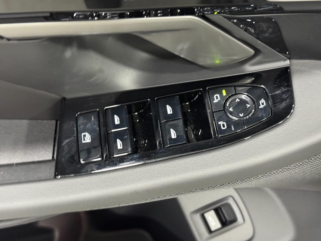 BMW 5 Series Vehicle Full-screen Gallery Image 23