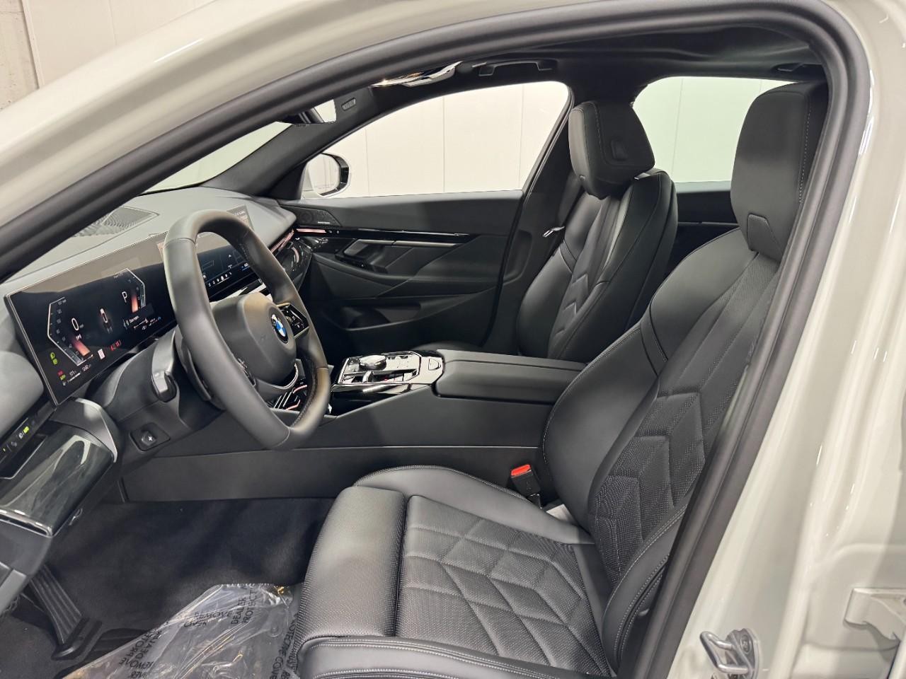 BMW 5 Series Vehicle Full-screen Gallery Image 25