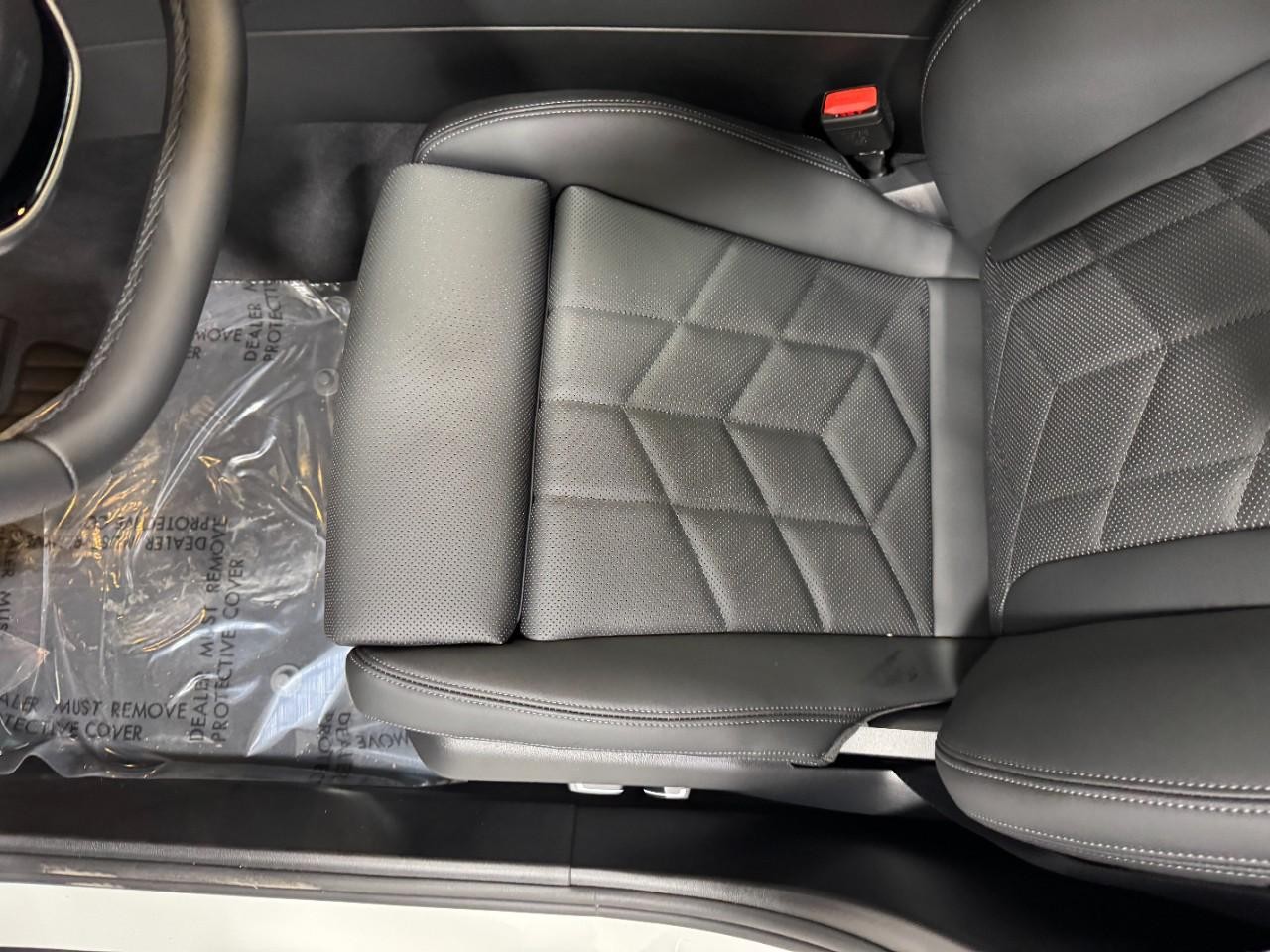 BMW 5 Series Vehicle Full-screen Gallery Image 26