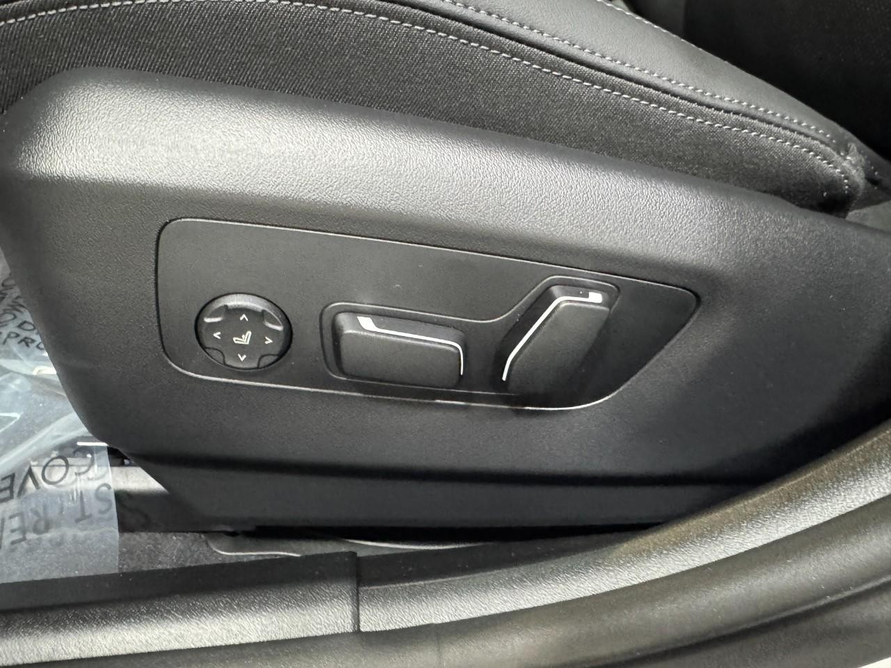 BMW 5 Series Vehicle Full-screen Gallery Image 27