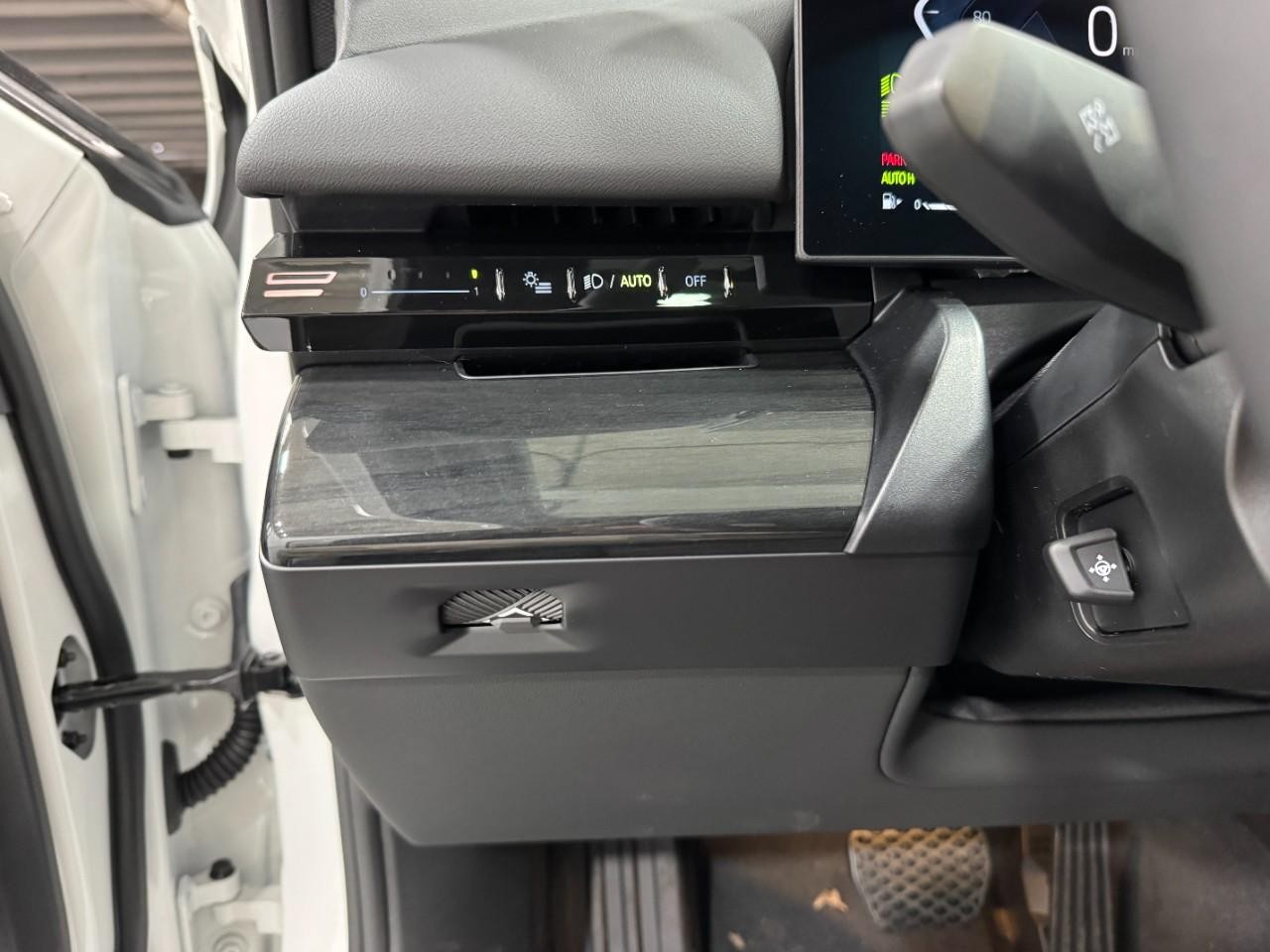 BMW 5 Series Vehicle Full-screen Gallery Image 28