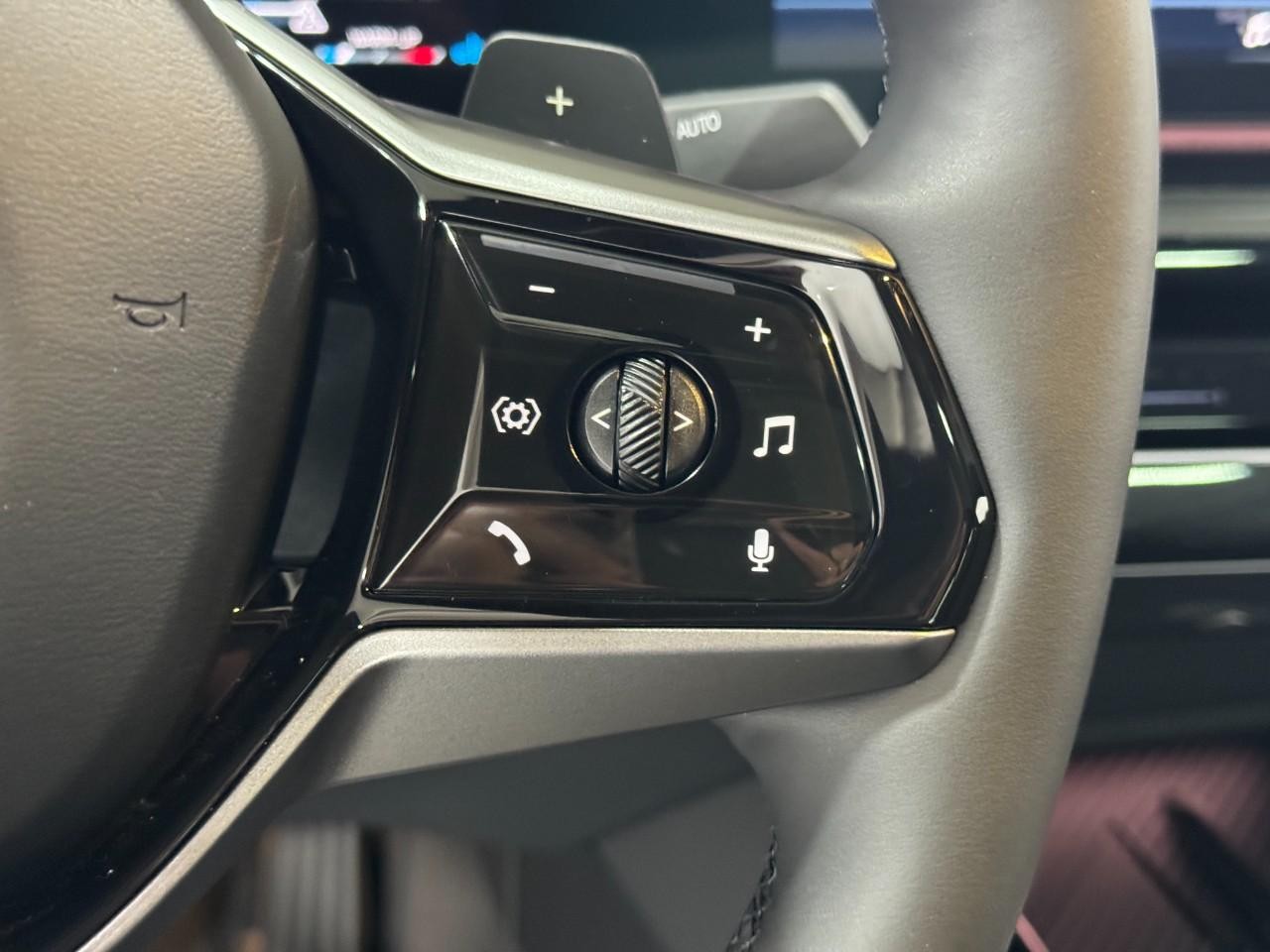 BMW 5 Series Vehicle Full-screen Gallery Image 30