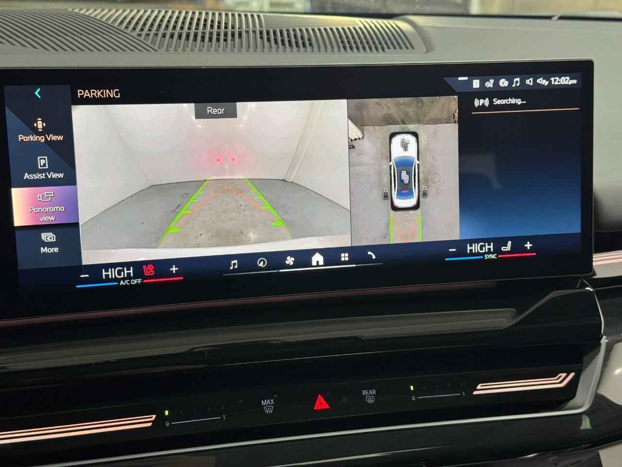 BMW 5 Series Vehicle Full-screen Gallery Image 32