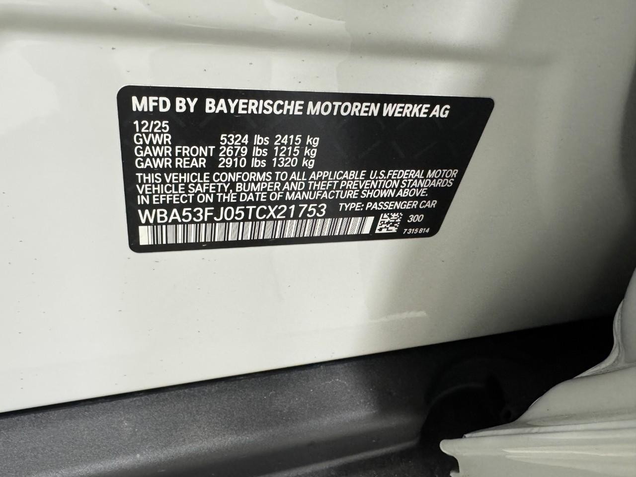 BMW 5 Series Vehicle Full-screen Gallery Image 33