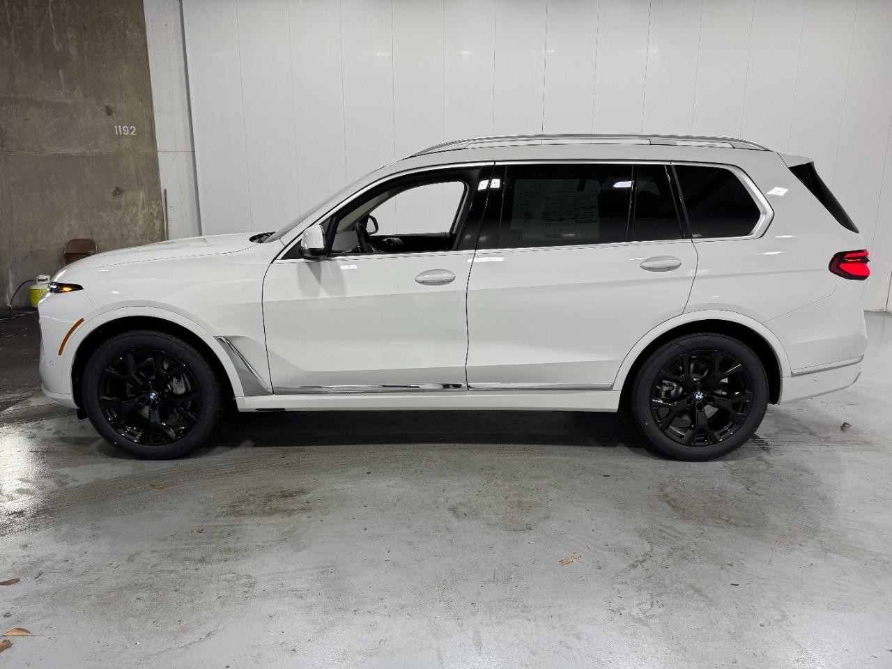 BMW X7 Vehicle Full-screen Gallery Image 2