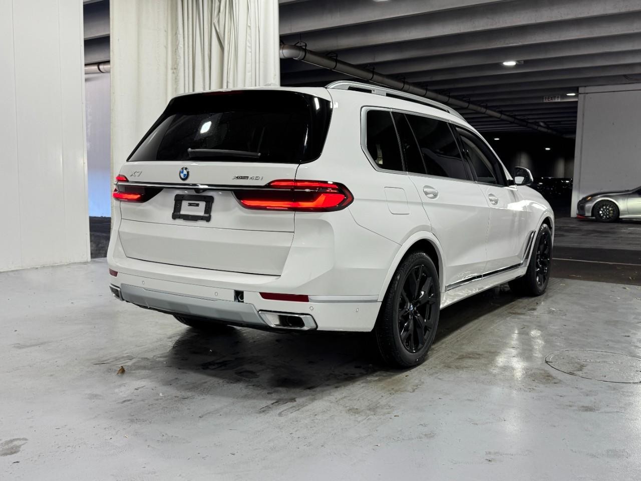 BMW X7 Vehicle Full-screen Gallery Image 4