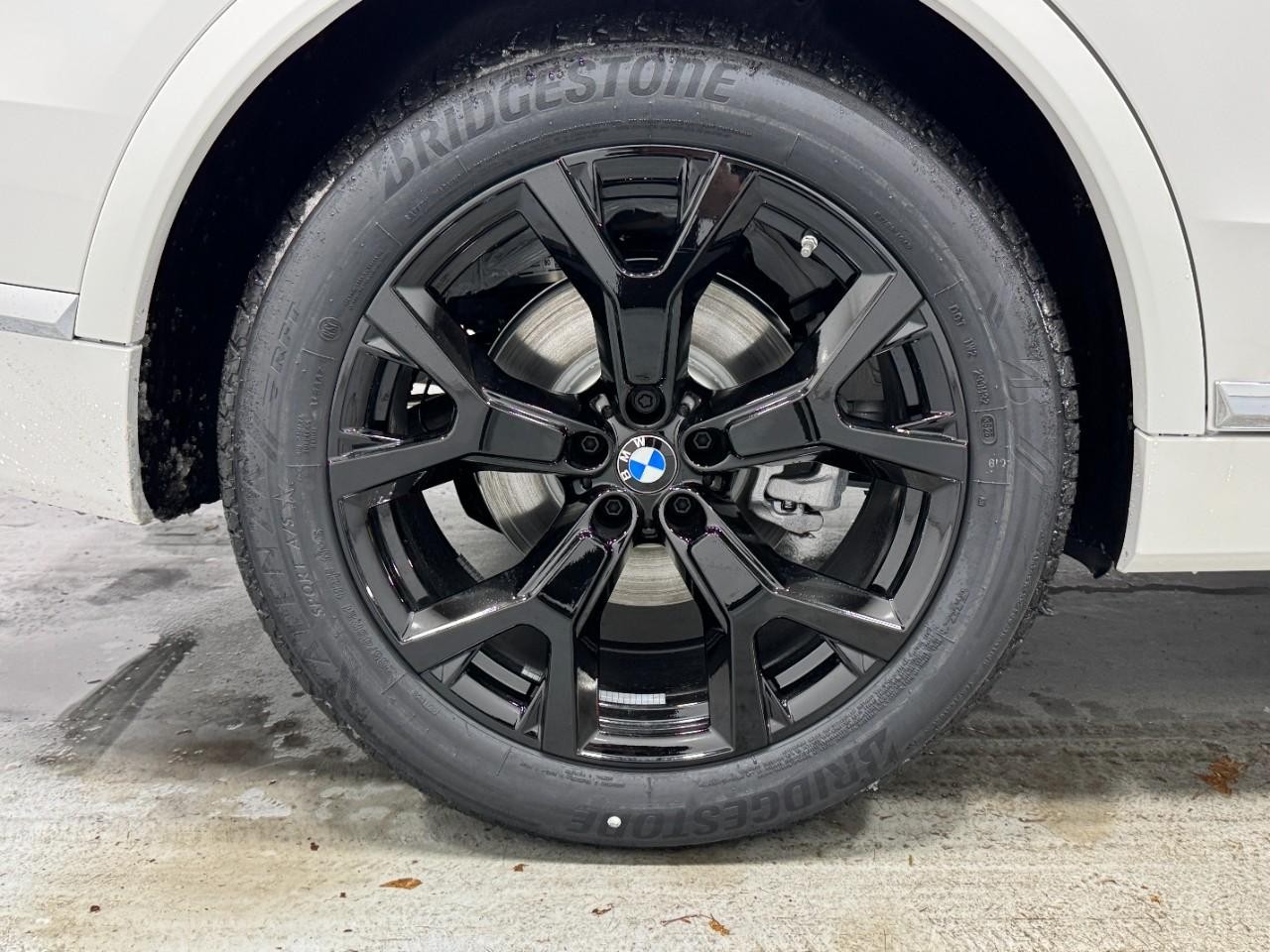 BMW X7 Vehicle Full-screen Gallery Image 5