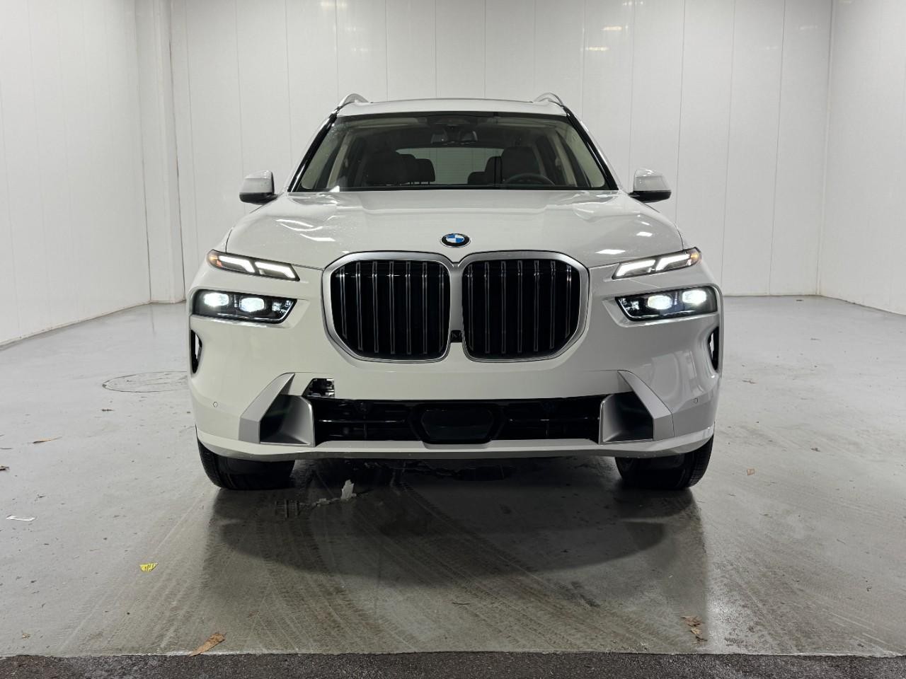 BMW X7 Vehicle Full-screen Gallery Image 7