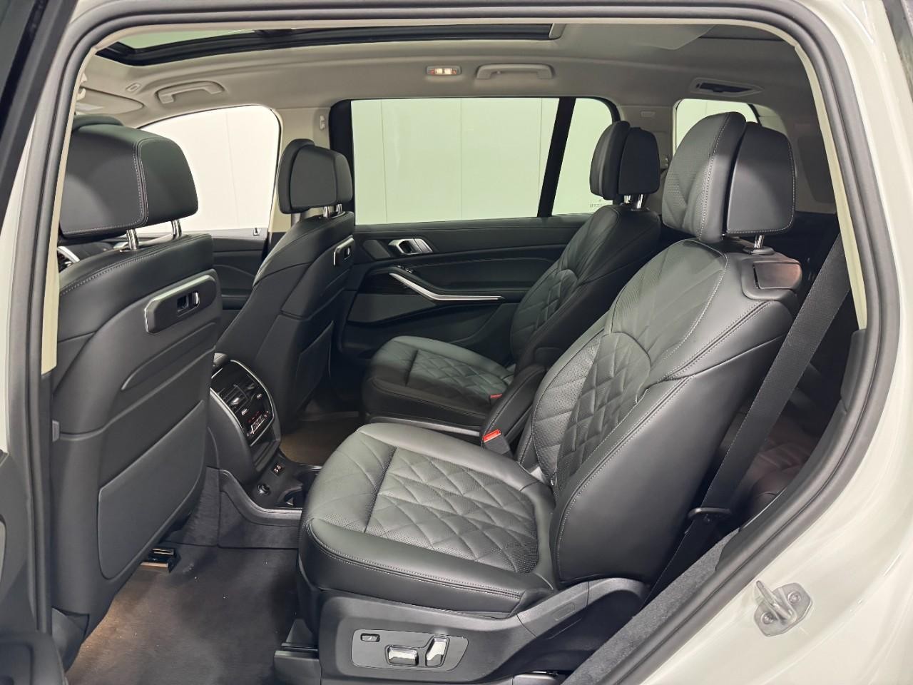 BMW X7 Vehicle Full-screen Gallery Image 9