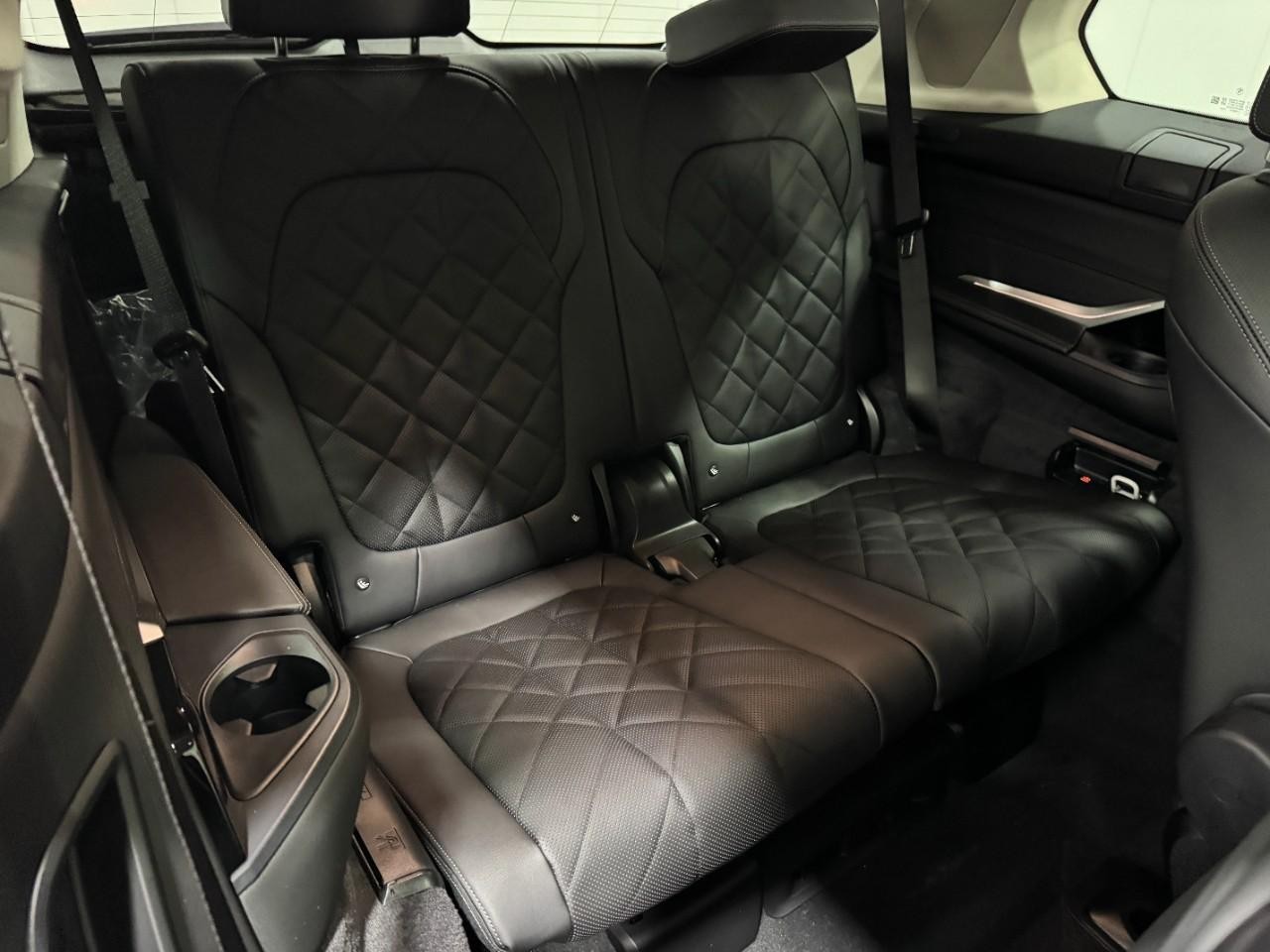 BMW X7 Vehicle Full-screen Gallery Image 11