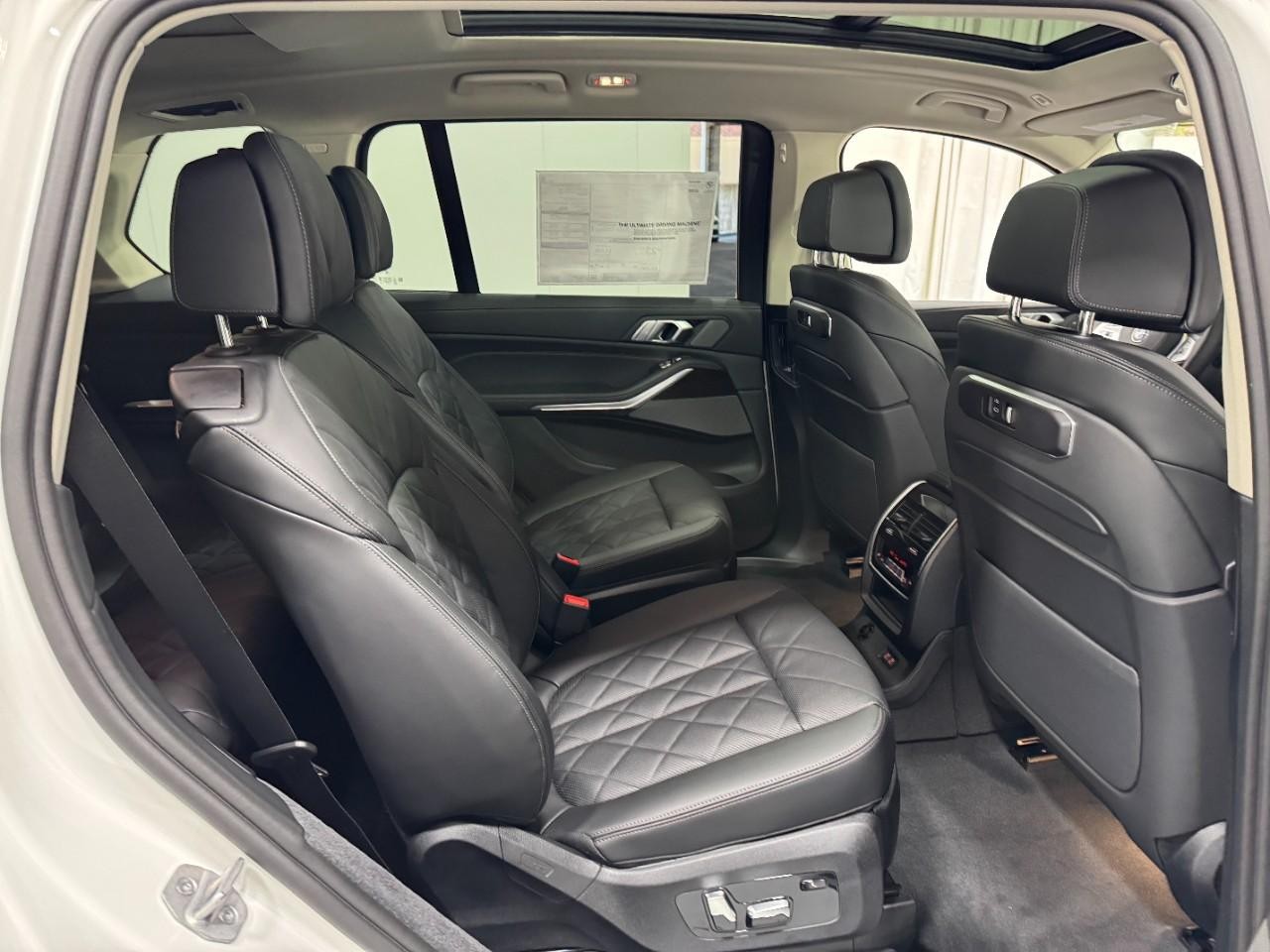 BMW X7 Vehicle Full-screen Gallery Image 12