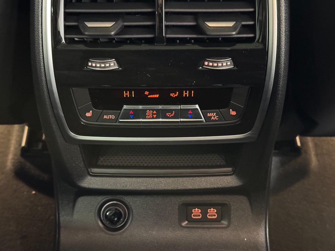 BMW X7 Vehicle Full-screen Gallery Image 13