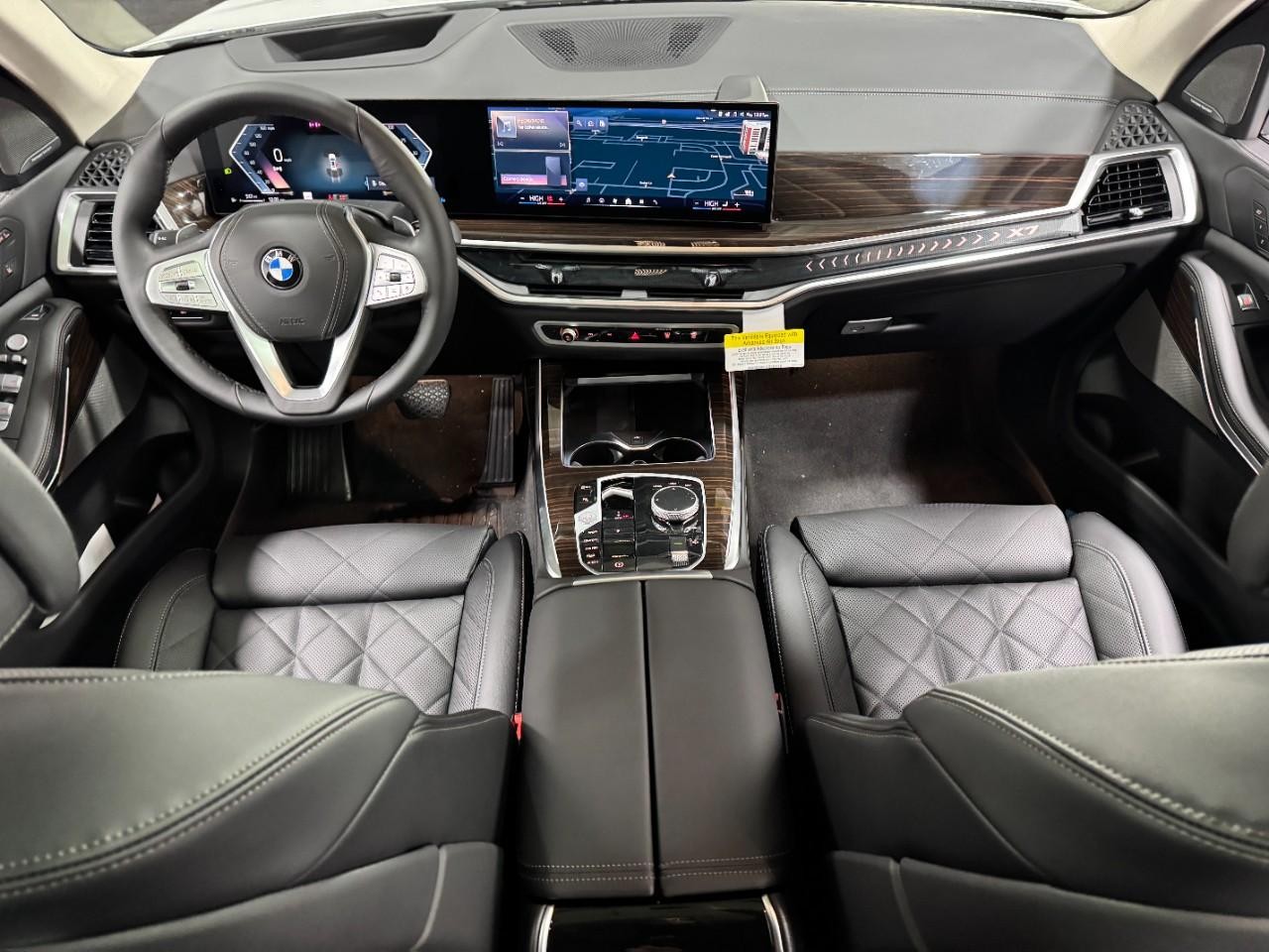 BMW X7 Vehicle Full-screen Gallery Image 15