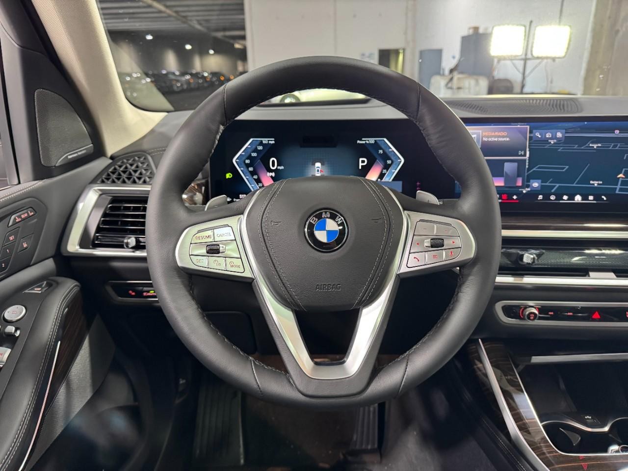 BMW X7 Vehicle Full-screen Gallery Image 16