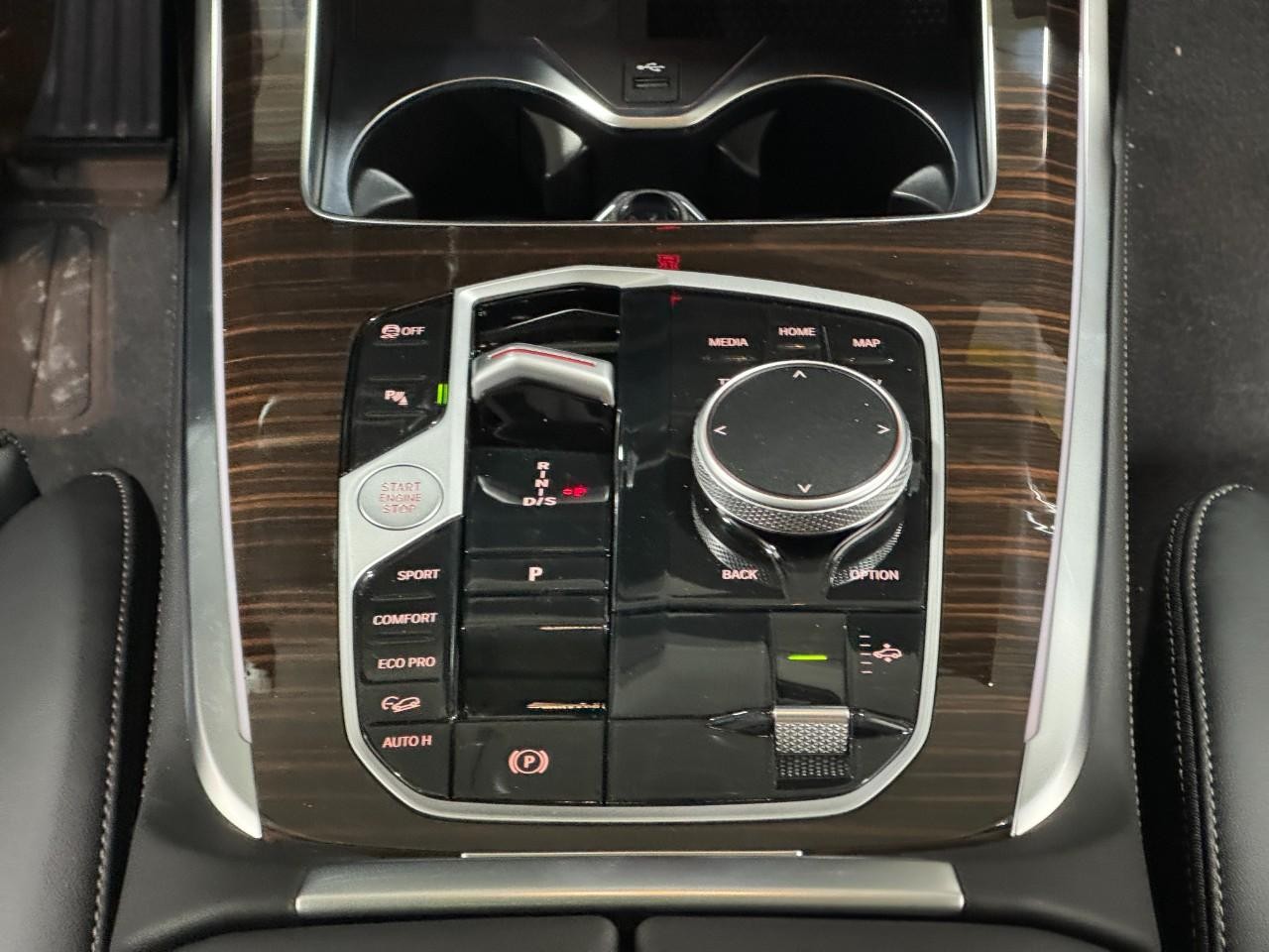 BMW X7 Vehicle Full-screen Gallery Image 18