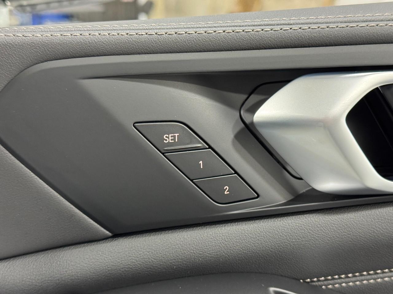 BMW X7 Vehicle Full-screen Gallery Image 23