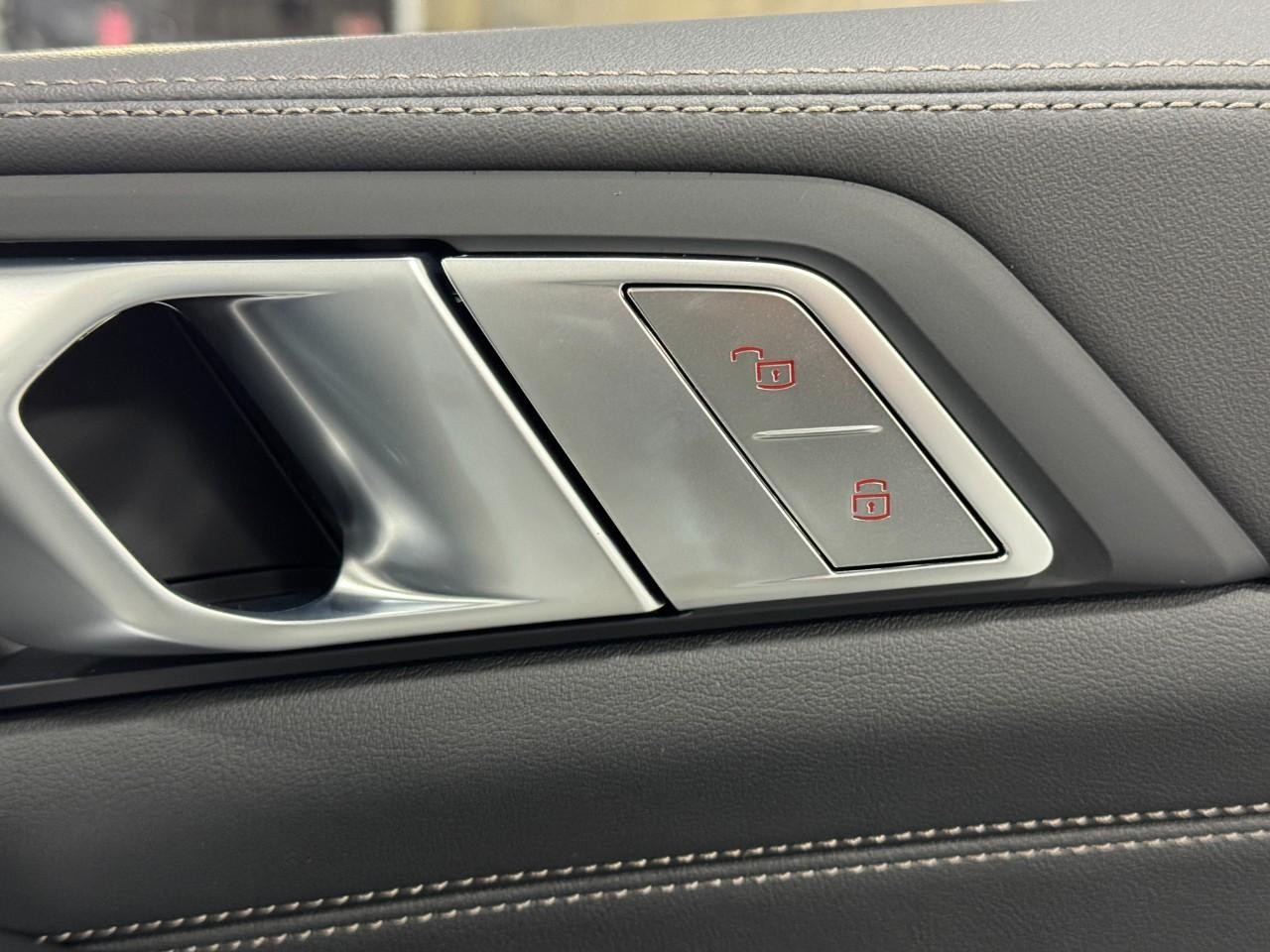 BMW X7 Vehicle Full-screen Gallery Image 24