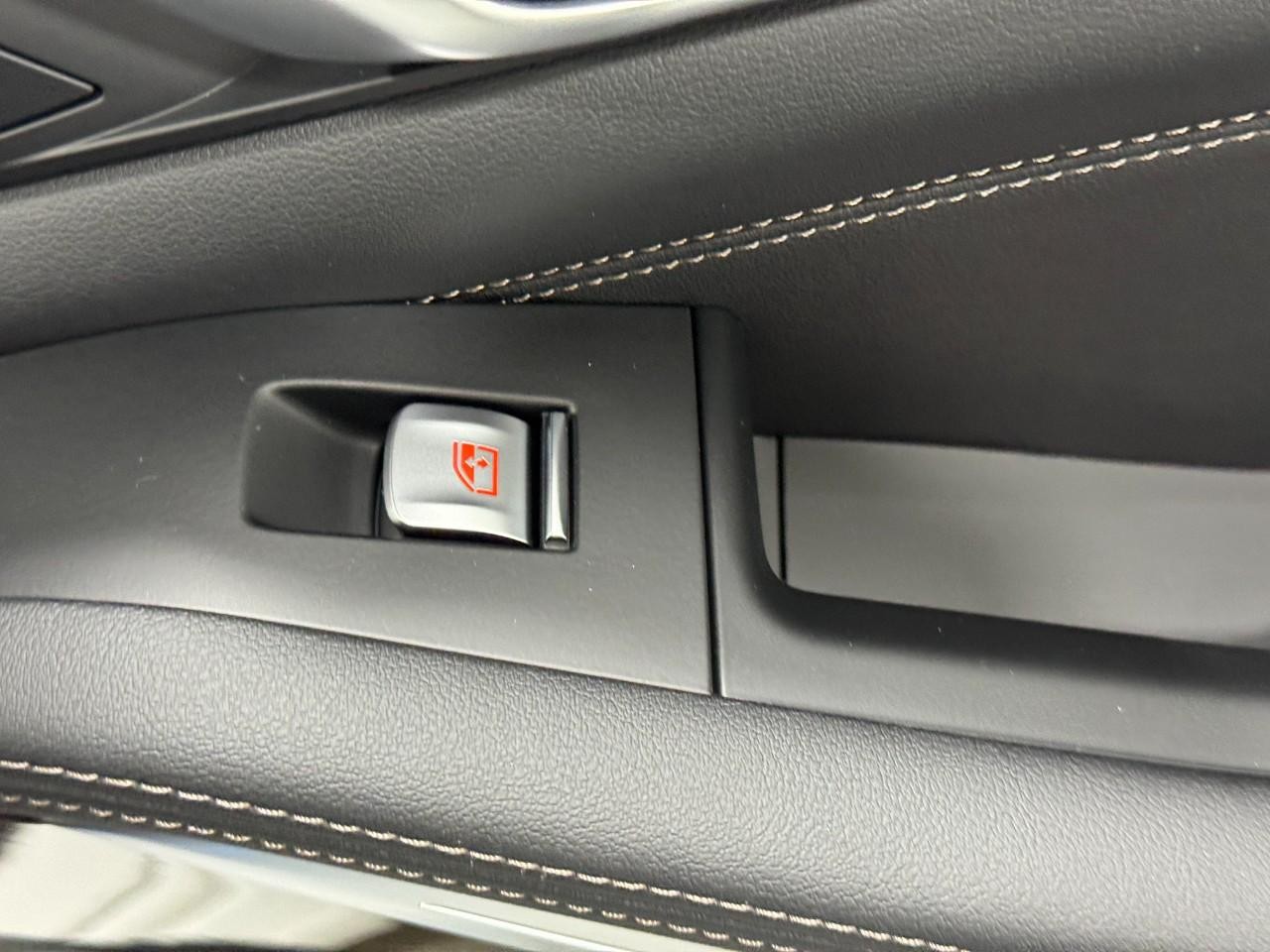 BMW X7 Vehicle Full-screen Gallery Image 25