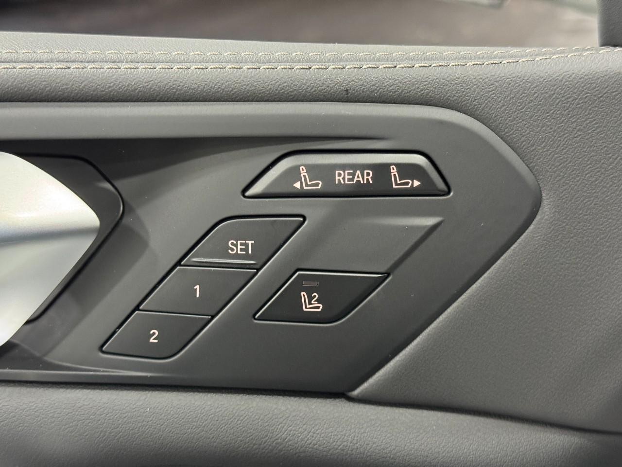 BMW X7 Vehicle Full-screen Gallery Image 27