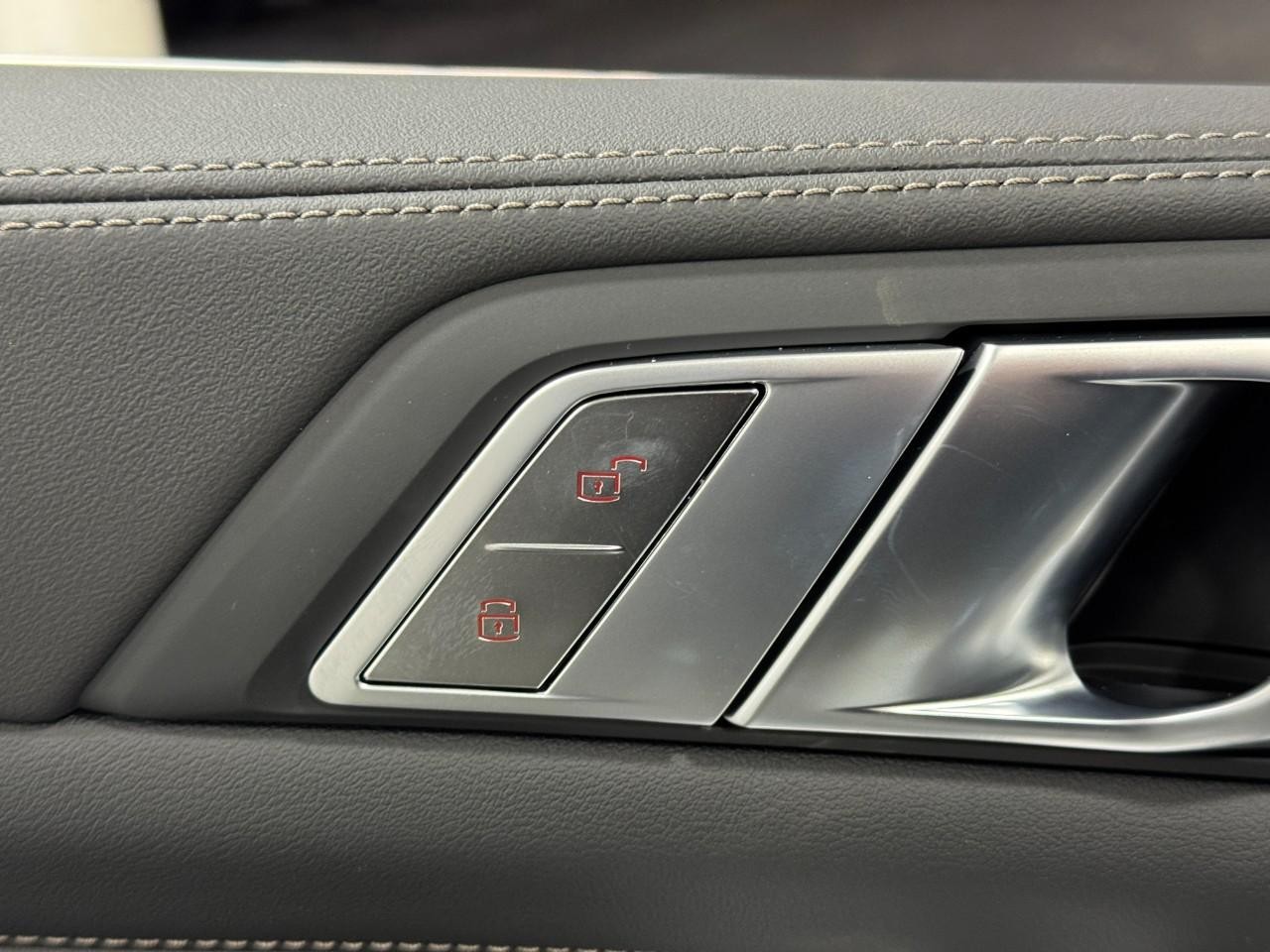 BMW X7 Vehicle Full-screen Gallery Image 28