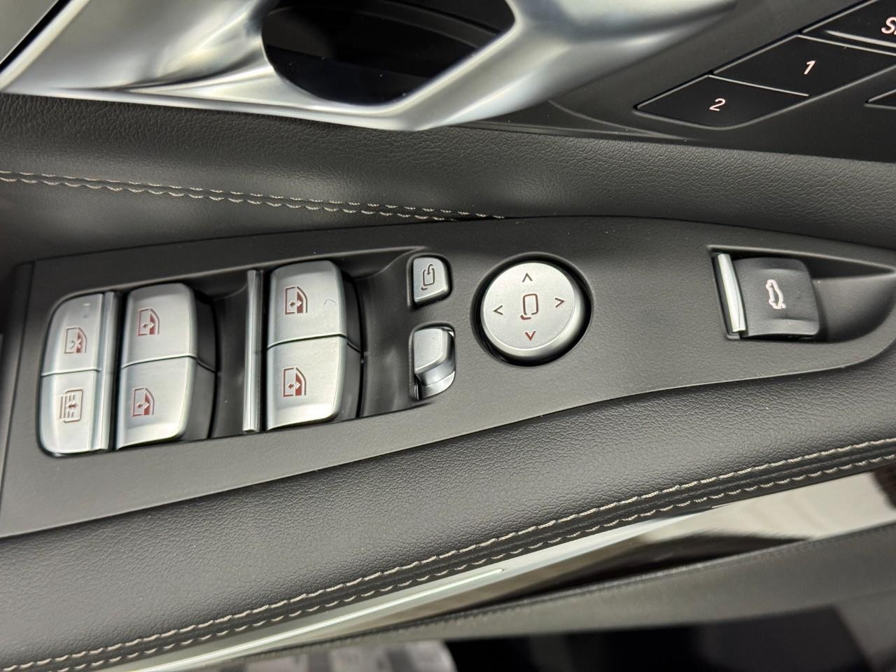 BMW X7 Vehicle Full-screen Gallery Image 29