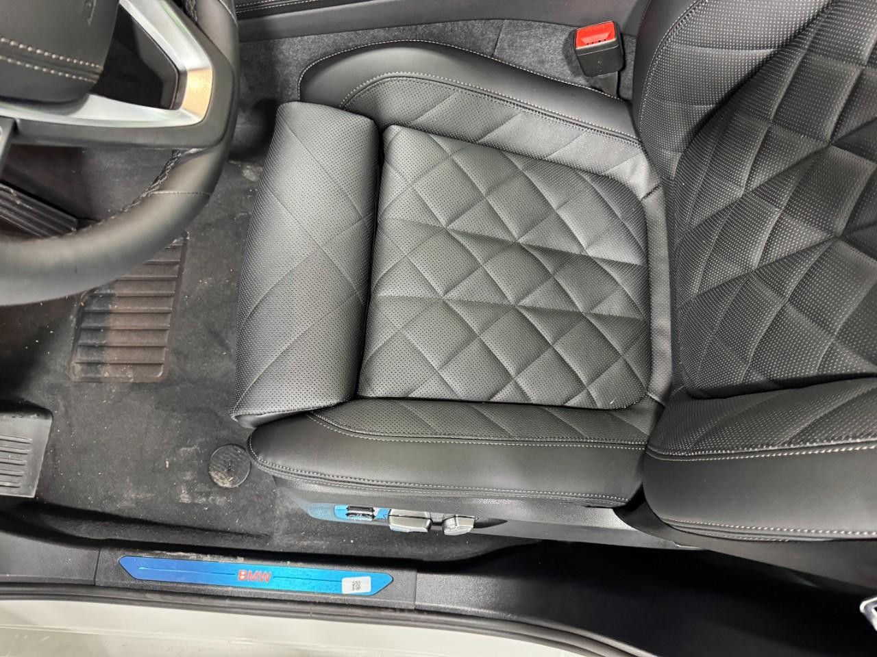 BMW X7 Vehicle Full-screen Gallery Image 31