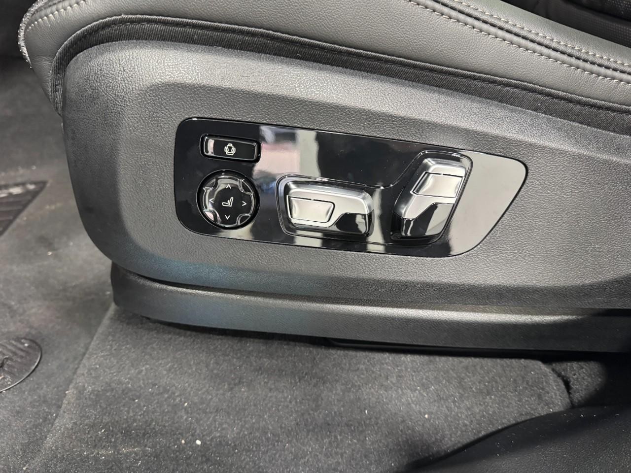 BMW X7 Vehicle Full-screen Gallery Image 32