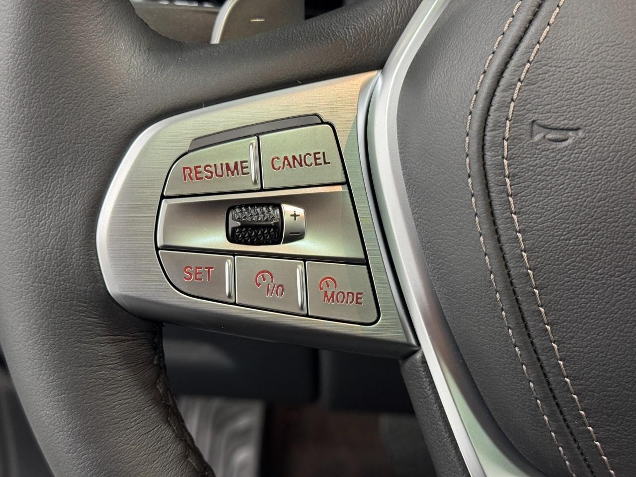 BMW X7 Vehicle Full-screen Gallery Image 34